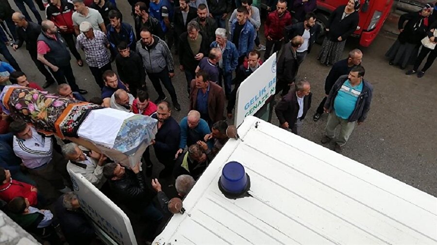 Gelik Merkez Caminde düzenlenen cenaze törenine genç kızın ailesi ve sevenleri katıldı.