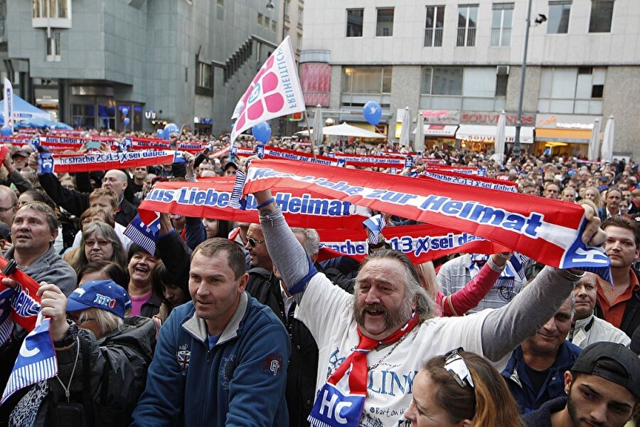 3. Avusturya
Muhafazakâr Avusturya Halk Partisi (ÖVP) ve aşırı sağcı Avusturya Özgürlük Partisi (FPÖ) geçen yılki seçimlerde koalisyon hükümeti kurdu. Muhafazakârlar, merkez soldaki Sosyal Demokratlarla birlikte uzun süredir Avusturya politikalarında etkisini sürdürüyordu.
Almanya'daki gibi, göçmen krizi Avusturya'daki sağ partiler için de önemli bir kampanya aracı oldu. Avusturya Başbakanı Sebastian Kurz, göçe karşı sert bir duruş sergiledi hatta FPÖ Kurz ve partisini söylem ve politikalarını çalmakla suçladı. Seçimlerden sonra da, önce okullarda başörtüsü yasağı getirilmesi ve göçmenlerin telefonlarına el konulması gibi gibi öneriler getirildi.