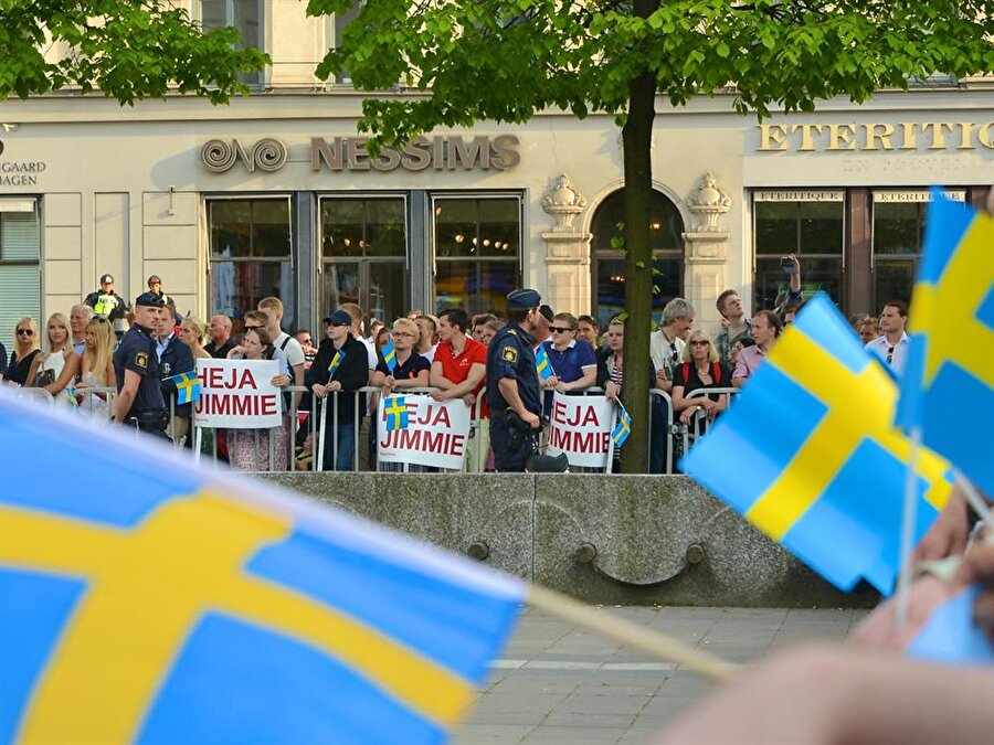4. İsveç
Pazar günü düzenlenen seçimlerde, resmi olmayan sonuçlara göre İsveç Demokratları (SD) oyların yüzde 17'6'sını aldı. Partinin bir önceki seçimde oyu yüzde 12,9 seviyesindeydi. Sosyal Demokrat İşçi Partisi'nin oy oranı da merkez sağdaki dört partinin ittifakı olan İttifak'ın oy oranı da yüzde 40 civarında.
2015'te Avrupa'ya göç akınının yükselişe geçmesiyle ülkede göçmenlerle ilgili kaygılar artmış, SD'nin oyunda hızlı bir artış gözlemlenmişti.
Partinin köken Neo-Nazi ideolojisine dayanıyor ancak geçtiğimiz yıllarda yenilenmeye gitti ve 2010'da parti ilk kez parlamentoya girdi.Sosyal Demokratların azınlıklara hoşgörü politikaları karşısında SD, göç denetiminin sertleşmesini istiyor.
Yalnız İsveç'teki resim birçok ülkeden farklı. İsveç herhangi bir Avrupalı ülkeye göre kişi başına çok daha fazla göçmen barındırıyor. Göçmenlere olan tavrı da çok daha olumlu bulunan ülkelerden.