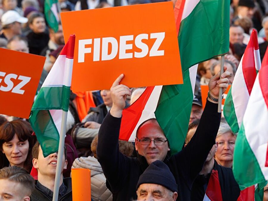 5. Macaristan
Nisan ayındaki genel seçimleri, tüm oyların neredeyse yarısını alan sağcı iktidar partisi FİDESZ kazandı.
Seçim öncesi dönemde radikal sağ çizgiden merkez sağa doğru pozisyon alan JOBBİK oylarını arttırarak Macar parlamentosunda ikinci parti haline gelmiş olsa da, seçimlerde aldığı oy oranı beklenenin çok altında kaldı. Başarının nedeni Başbakan Viktor Orban hükümetinin Avrupa'ya yönelik mülteci akınının sürdüğü bir dönemde kamuoyunda beliren kaygıları zamanında ve doğru okuyarak, buna göre politika belirlemesi olarak gösterildi. Orban uzun süredir kendisini Macaristan ve Avrupa'nın Müslüman göçmenler karşısındaki savunucusu olarak tanıtıyor. Bir kez "Karışık nüfuslu bir Avrupa kimliksiz bir Avrupadır" demiş, bu yorumu nedeniyle ırkçılıkla suçlanmıştı.
Orban halen Polonya, Çek Cumhuriyeti ve Slovakya dahil AB'nin kota sistemine dayalı göç politikalarına karşı çıkan Orta Avrupa ülkelerinin sesi olarak görülüyor.