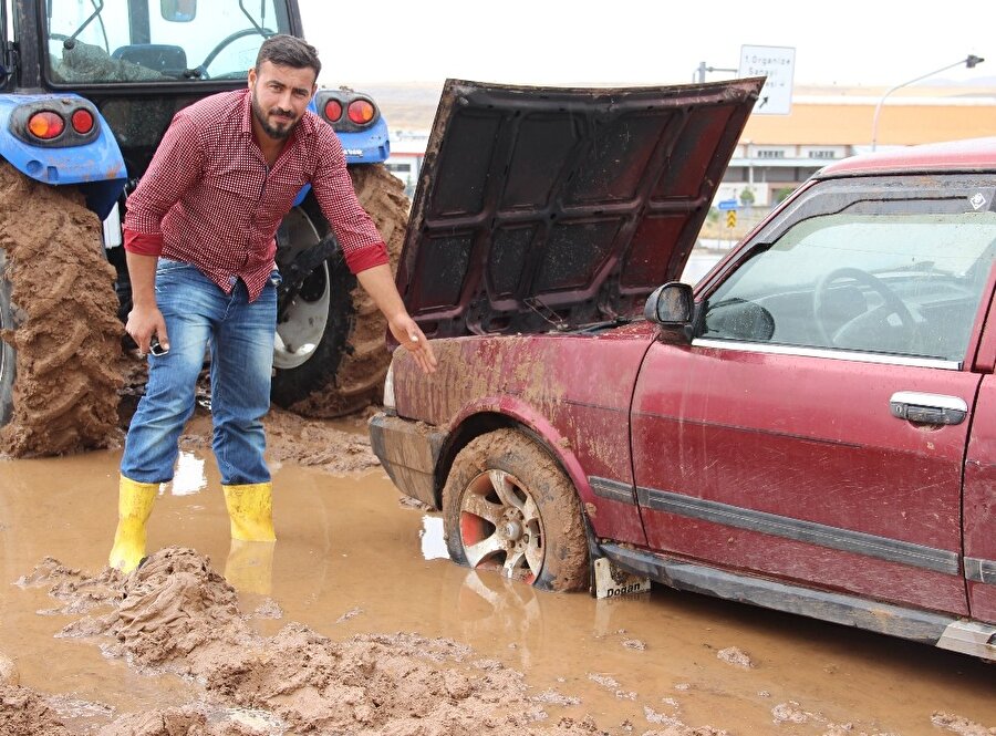 Yangını söndürmek isteyen sürücü aracın daha da çamura batmasına neden oldu.