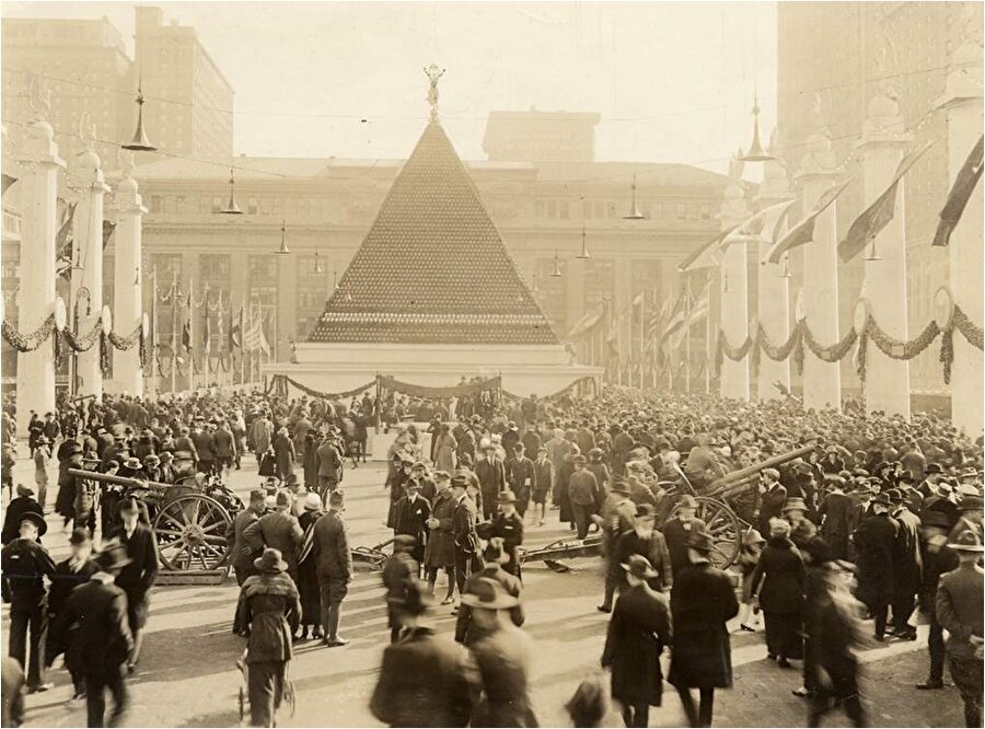 I. Dünya Savaşı sırasında, New York'ta Alman askerlerinin kasklarından bir piramit yapıldı, 1918