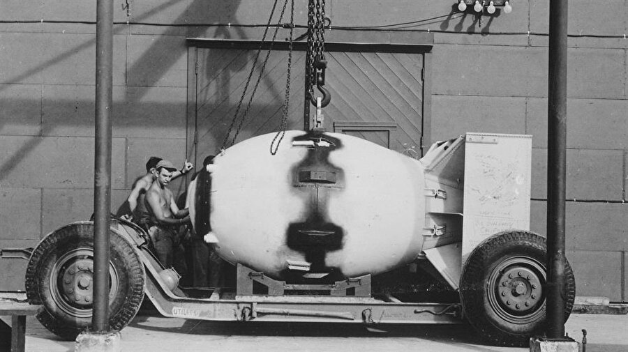 Nagazaki'ye atılan atom bombası, içinden atılacağı uçağa taşınıyor, 1945