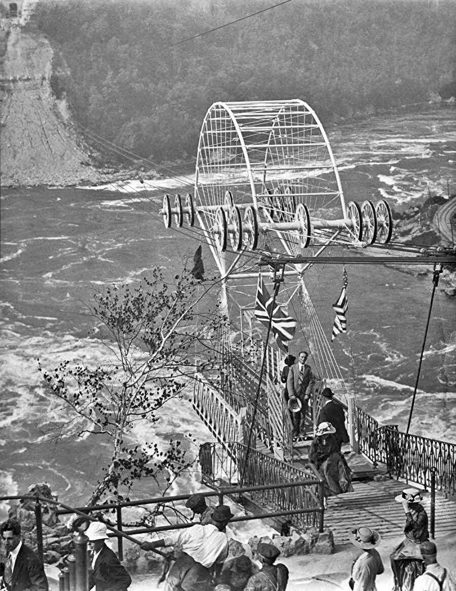 Niagara Şelalesi üzerinde ilk teleferik geçit, 1916