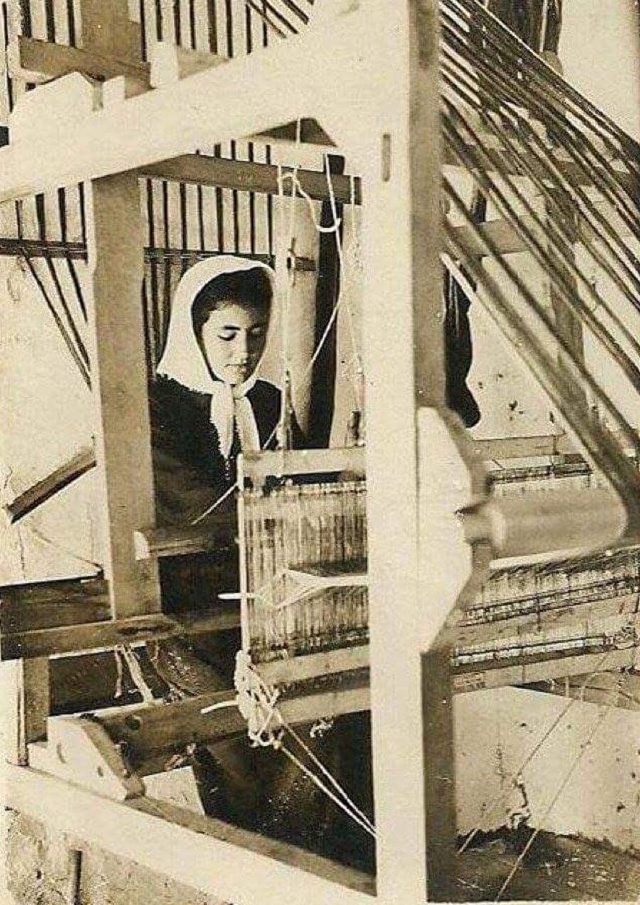 Balıkesir Savaştepe Köy Enstitüsü'nde halı dokuması yapan kız öğrenci, 1943