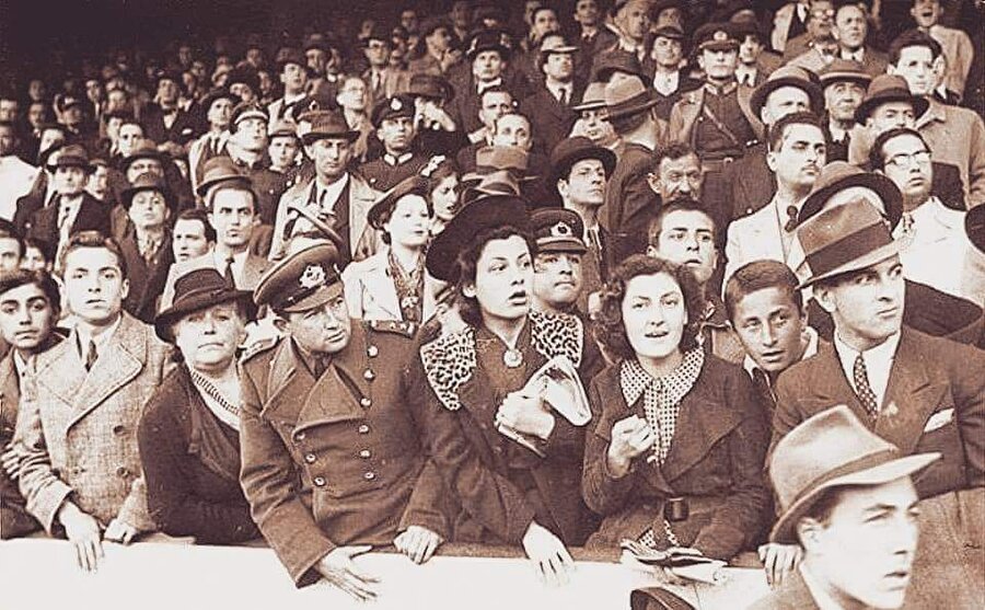 Taksim Stadı'nda maç izleyen seyirciler, 1930'lar