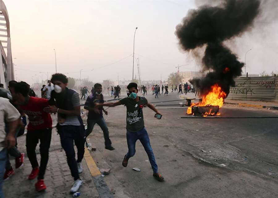 İran’dan ABD’ye Basra tepkisi
İran Dışişleri Bakanlığı Sözcüsü Behram Kasımi, Irak'ın Basra kentindeki İran Başkonsolosluğuna saldırı düzenleyenlerin ABD tarafından desteklendiğini söyledi. Kasımi, Beyaz Saray Basın Sözcüsü Sarah Sanders'in Irak'taki ABD misyonlarına saldırı olması durumunda Tahran rejimini sorumlu tutacakları yönündeki açıklamasına tepki gösterdi. Dışişleri Bakanlığı sitesinde yayımlanan açıklamasında Kasımi, "İran'ın Basra Konsolosluğuna saldıran gruplar, Washington yönetimi tarafından açıkça destekleniyor." ifadelerini kullandı.