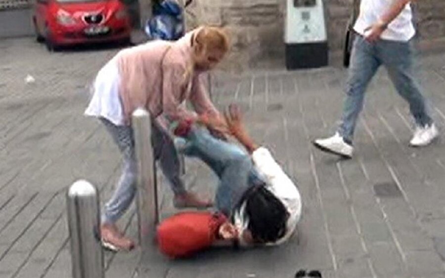 İstanbul Taksim Meydanı'nda omuz atma yüzünden saç başa kavgaya tutuşan iki genç kızı vatandaşlar ayırmakta güçlük çekti. 