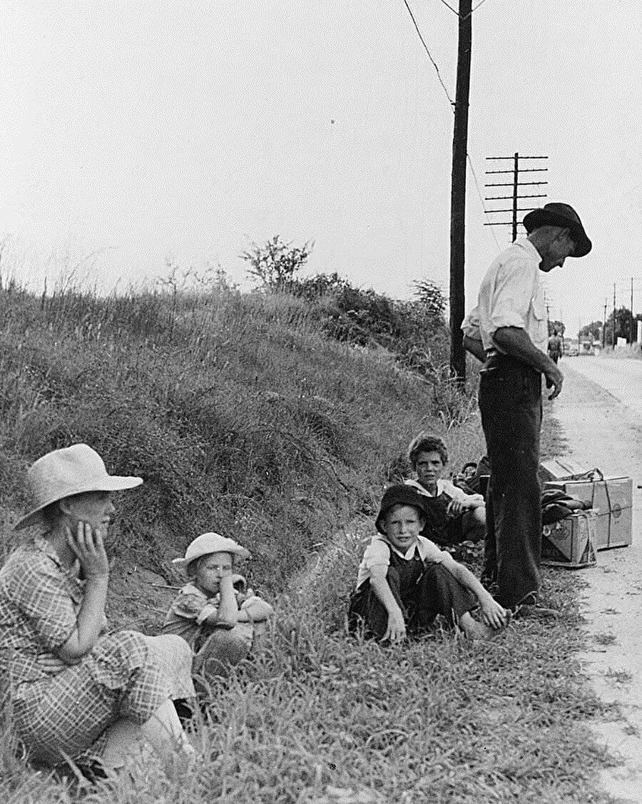 Otostop çeken bir aile, 1937