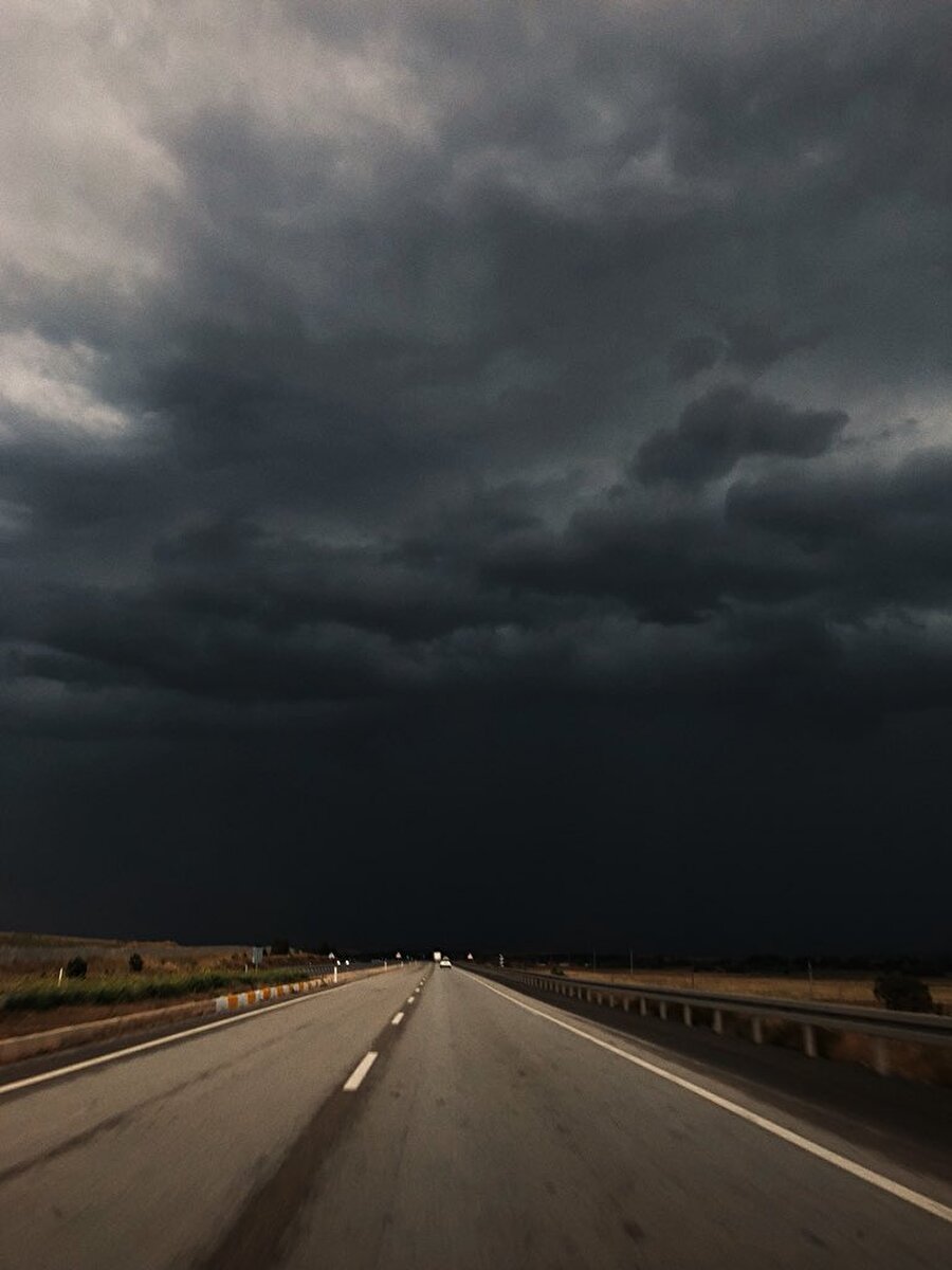 Afyon'u etkisi altına alan kara bulutlar