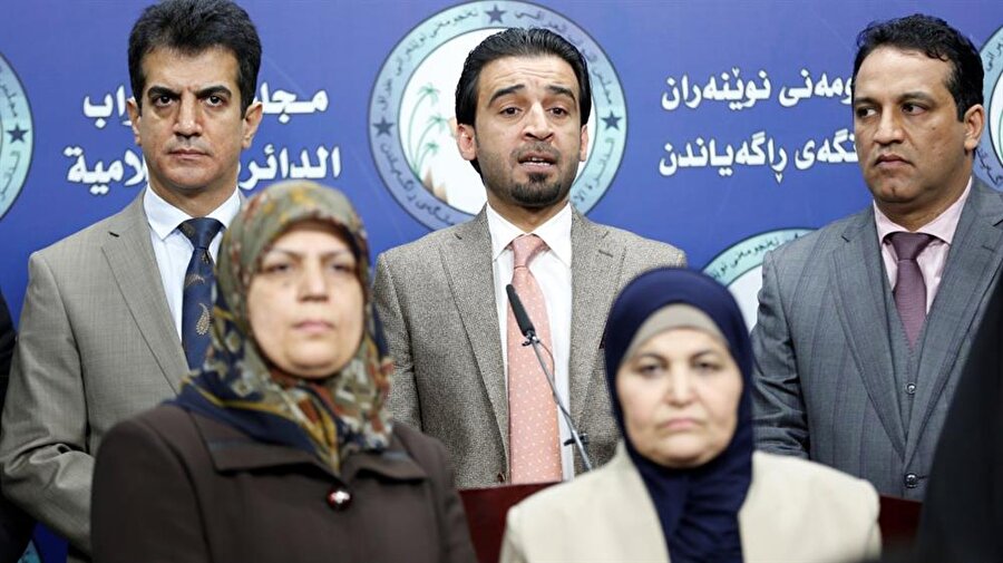 37 yaşındaki Muhammed Halbusi (arka sırada, ortada) Irak Meclisi'nin en genç başkanı oldu.
