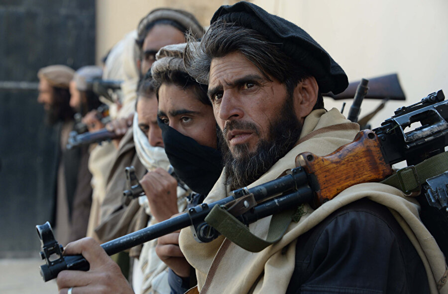 Taliban güçleriyle merkezi Afgan hükümeti arasındaki mücadele devam ediyor.