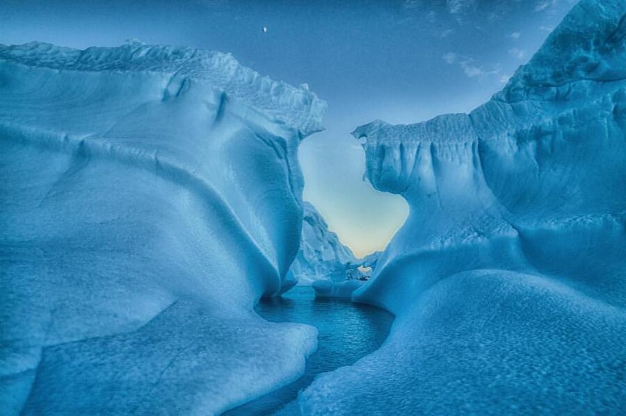 Antartika'daki devasa buz dağı