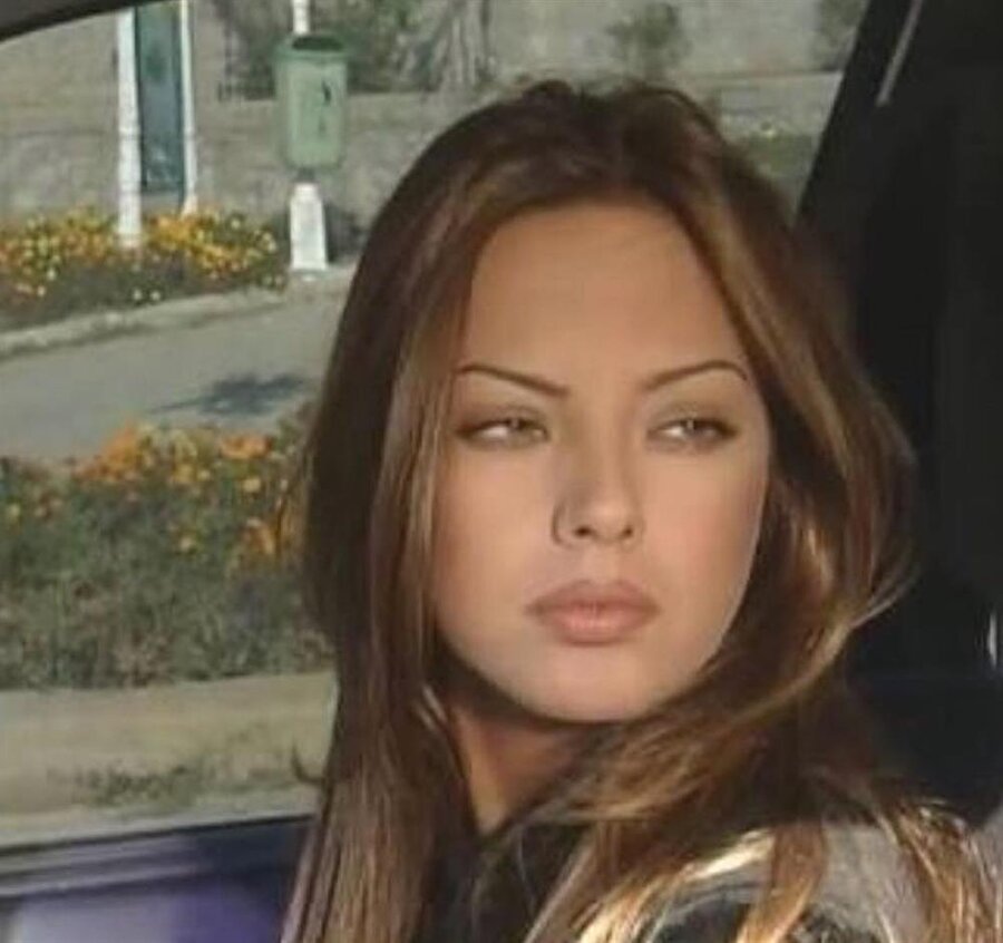 Flörtümün takip ettiği kişilere bakıyorum