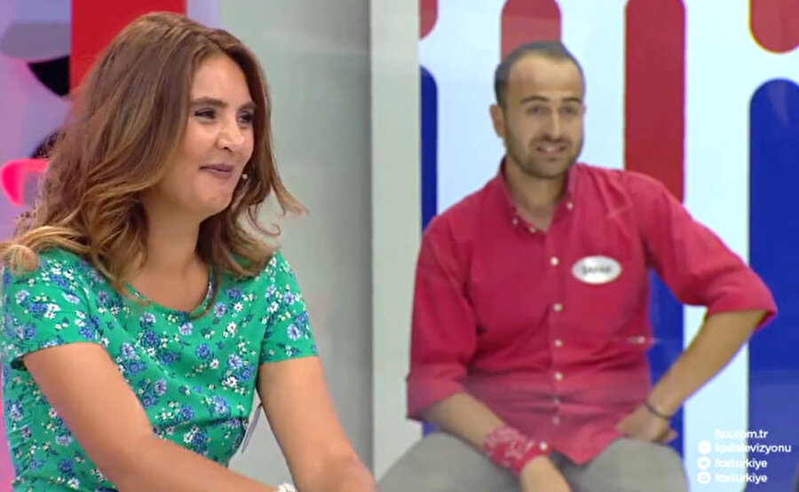 Takı töreninde 'tüp' hediye ettiler!
Oyun aralarında yarışmacılarla sohbet eden İlker Ayrık'ın 'Siz düğün takılarını yediniz mi?' sorusuna, 9 yıllık evli çiftin cevabı damga vurdu. Çift, tüpçü bir tanıdıklarının evliliklerinin ilk günlerinde lazım olur diye tüp taktığını söyledi.