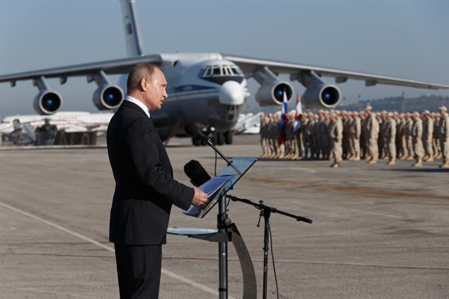 Rusya Devlet Başkanı Vladimir Putin, Suriye'deki Rus askerlerine konuşma yaparken...