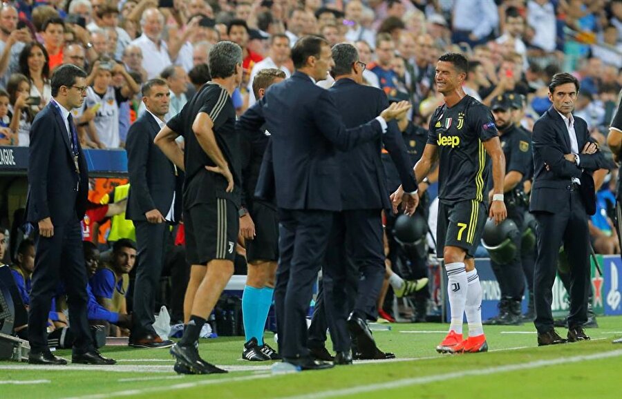 Cristiano Ronaldo oyun alanını gözyaşları içinde terk etti.