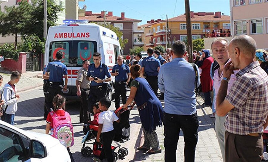 Nöbetçi sınıf öğretmeni G.G., kavgayı ayırmak isterken yüzüne gelen sopa ile yaralandı.