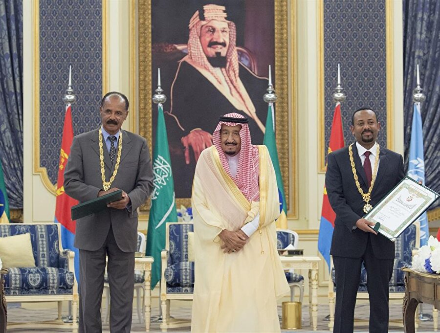 Suudi Arabistan’da Eritre ve Etiyopya arasında anlaşma
Afrika Boynuzu ülkeleri Etiyopya ve Eritre, Suudi Arabistan'ın Cidde kentinde barış anlaşması imzaladı. Suudi Arabistan resmi haber ajansı SPA'da yer alan habere göre, Suudi Arabistan Kralı Selman bin Abdulaziz'in ev sahipliğinde Cidde kentinde bir araya gelen Etiyopya Başbakanı Abiy Ahmed ile Eritre Devlet Başkanı Isaias Afewerki barış anlaşmasına imzalarını attı. Kral Selman iki lidere "Kral Abdulaziz Nişanı" tevdi etti.