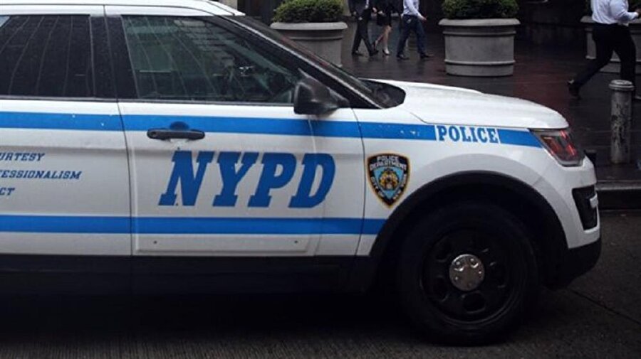 New York polisi olay yerine geldi.