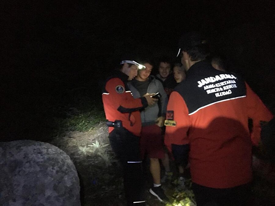 JAK timleri, kısa süre sonra öğrencilere ulaştı.