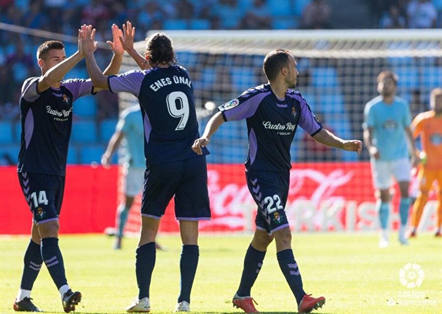 Milli yıldızımız Enes Ünal gol sevincini takım arkadaşlarıyla paylaştı.