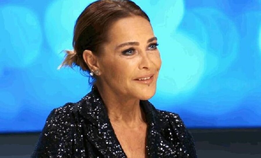 Hülya Avşar'dan Türk Lirasına destek