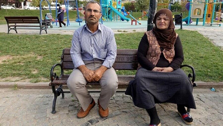Zekiye Çiçek ile Nezir Çiçek çifti, 500 gram ağırlığındaki altınlarını kaybettikleri parkta nöbet tutuyor.