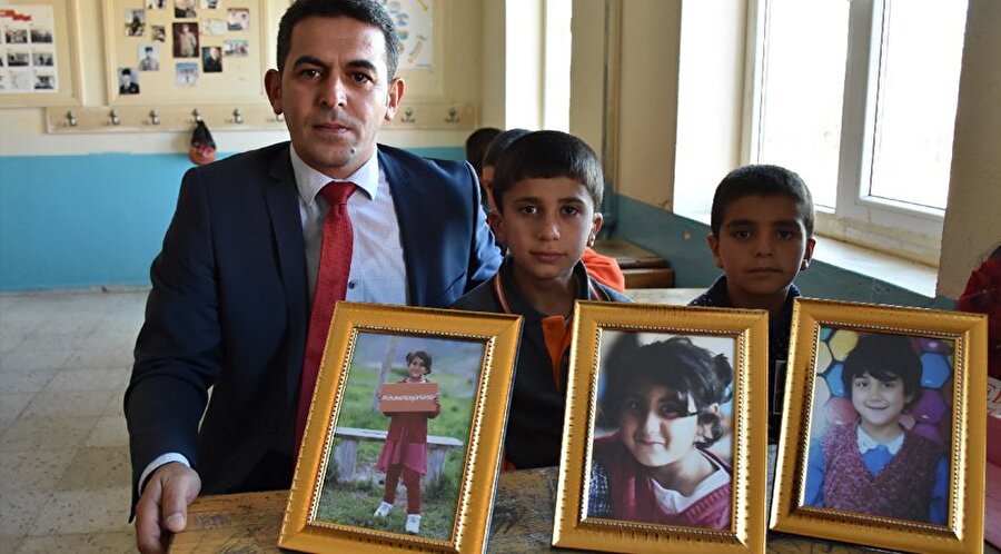 Sedanur'un okulunda duygu dolu dakikalar...

                                    Kars Kağızman ilçesi Paslı köyünde Esin Çağdaş İlk ve Ortaokulunda öğrenim gören Sedanur Güzel’in sırasına fotoğrafları bırakıldı. Okul müdürü Murat Demirci de okulda yaptığı konuşmada, Sedanur’un acı haberini aldıklarını ifade ederek, “Buna ‘dur’ dememiz lazım. Giden canlar sizin kardeşiniz, akrabanız eşiniz dostunuz. Geleceğimiz olan nesil gitmek üzere. Yarının nesli sizler olacaksınız. Annenizden babanızdan bir şey saklamayın. Yaşadığınız bir sıkıntıyı onlara anlatın” ifadelerini kullandı. Demirci, öğrencilerin anne ve babalarının sözlerinden çıkmaması tavsiyesinde de bulundu.
                                