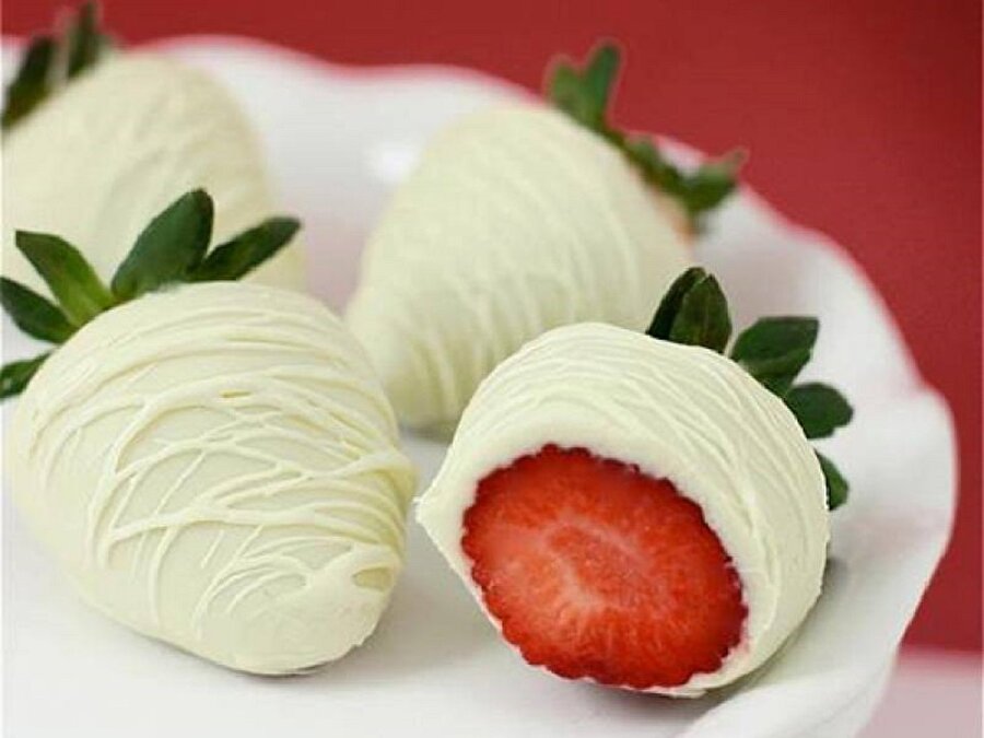 белый шоколад с клубникой. белая клубника обои. белыйьшоколад с клубникой. сырок в белом шоколаде. шоколад с сублимированной клубникой.