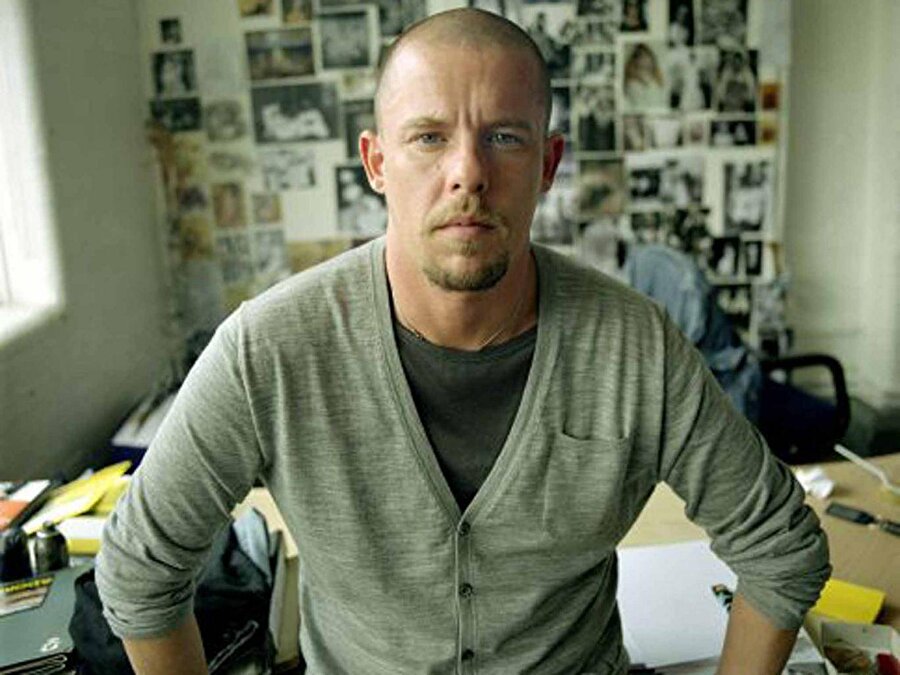Alexander McQueen, çok sevdiği annesinin vefatından 9 gün sonra intihar etti.