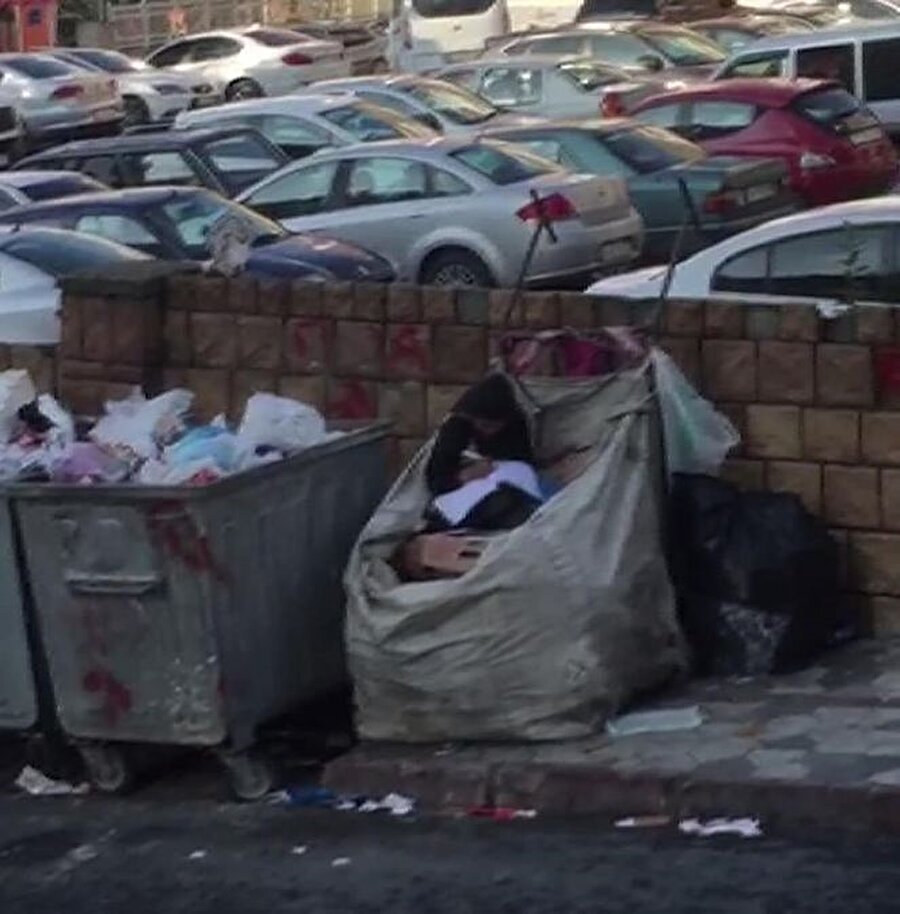 Zor şartlar altında kitabını elinden bırakmayan çocuğun görüntüsü dikkati çekti.