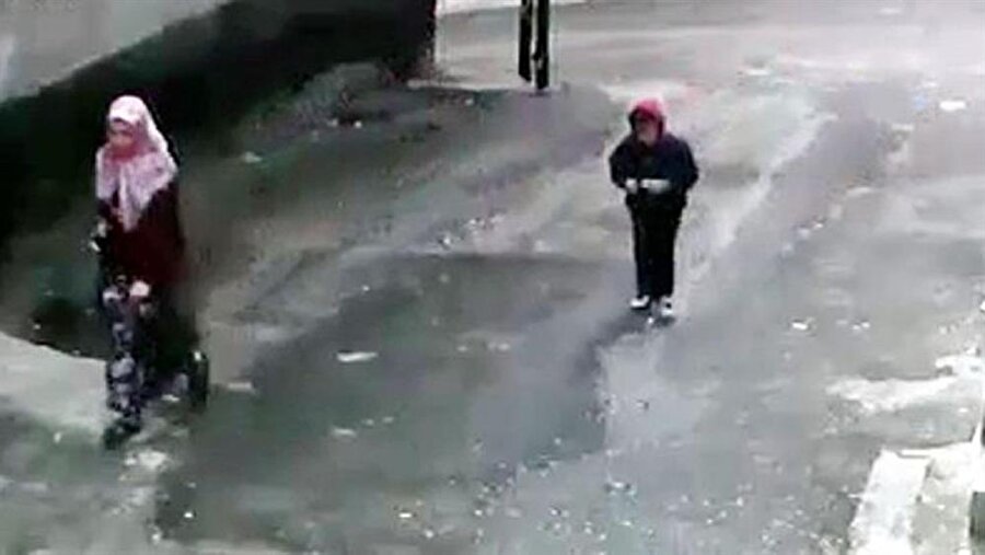 Polis, bazı güvenlik kameralarından şüpheli kadın ile yanındaki çocuğun eşkalini belirledi.