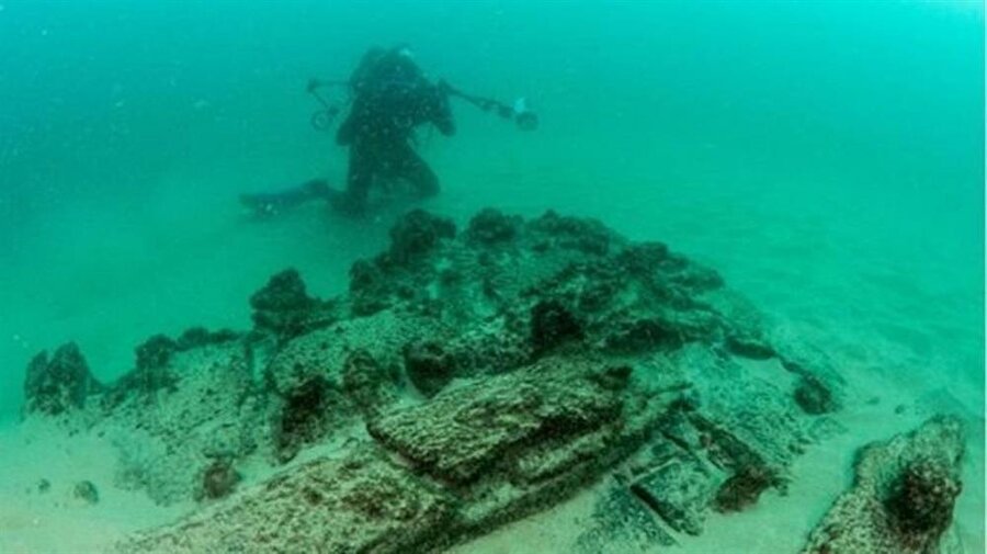 Batık geminin parçaları 400 yıl sonra yüzeye çıkarıldı.