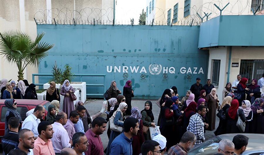UNRWA'ya bağlı kurumlarda çalışan Gazzeliler, işten çıkarmalara karşı genel greve gitti.
