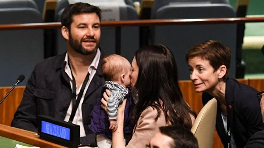 Yeni Zelanda Başbakanı Jacinda Ardern devam eden BM oturumunda 3 aylık bebeği Neve ile ilgilenmesi objektiflere böyle yansıdı.