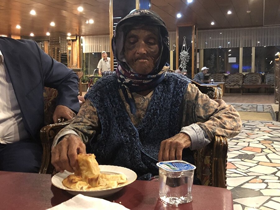 Huzurevine götürülen Fatma A. ikram edilen börekleri büyük bir iştahla yedi.