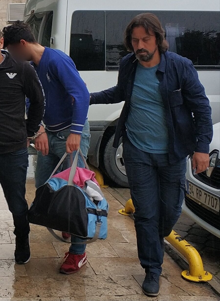 İkinci katın balkonundan atlayıp kaçmak isteyen M.M., kovalamaca sonucu yakalandı.