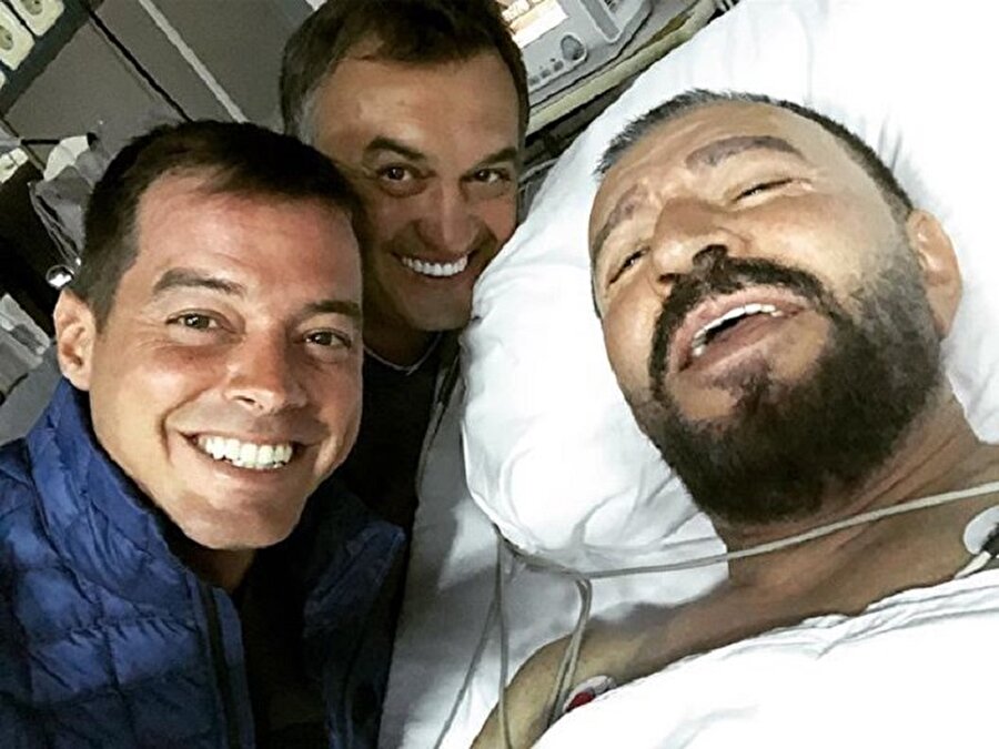 Mustafa Topaloğlu'nu hastanede ziyaret eden Alp Kırşan çektiği fotoğraf Instagram hesabından paylaştı.
