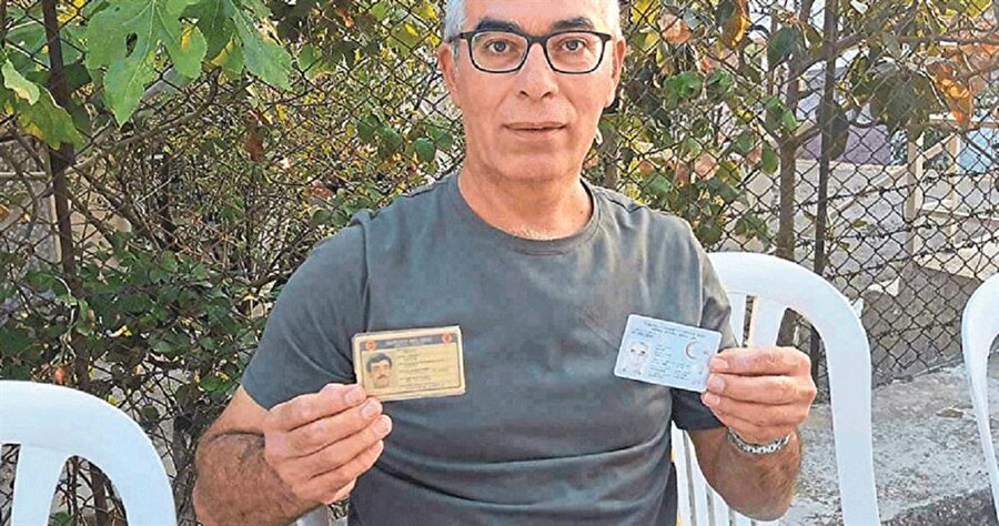 Ehliyetinde ölü, kimliğinde sağ olarak görünen Davut Şahin, sorunu çözmek için çabalıyor.