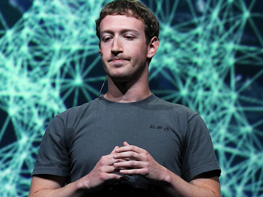 Facebook’un hisse değerlerinde yaşadığı düşüş, Mark Zuckerberg’in acil koduyla toplantılar düzenlemesine neden oldu.