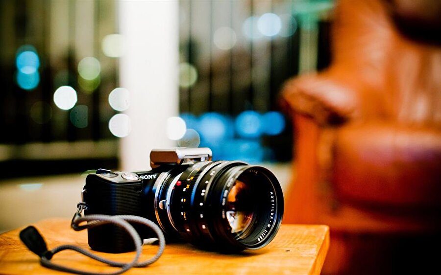 Sony, özgün ve başarılı fotoğraf makineleri ile Canon ve Nikon arasındaki rekabete dahil olmaya çalışıyor.
