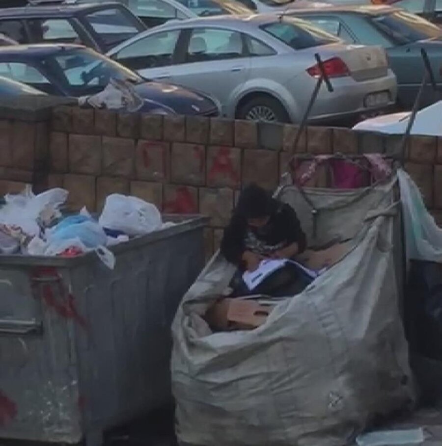 Arnavutköy'de atık kağıt toplama arabasının içinde elinde kalem ve kitap ile görüntülenen küçük çocuğun hikayesi ortaya çıktı.