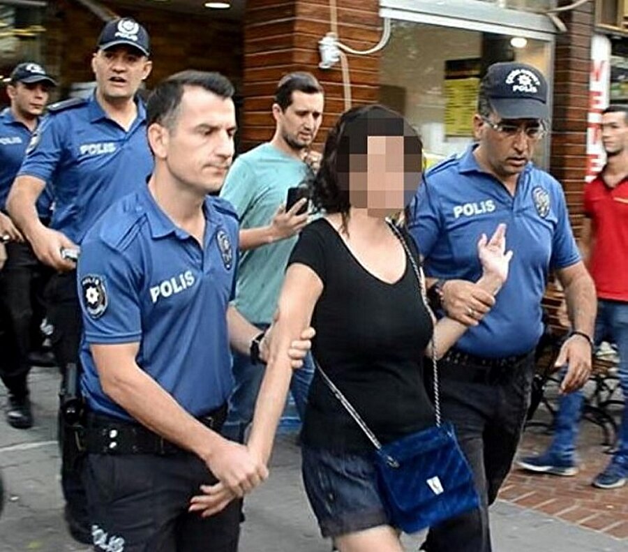 Cemile S.B.'yi kendisine zarar vermemesi için etkisiz hale getiren polis, kadının sakinleşmesini sağladı.