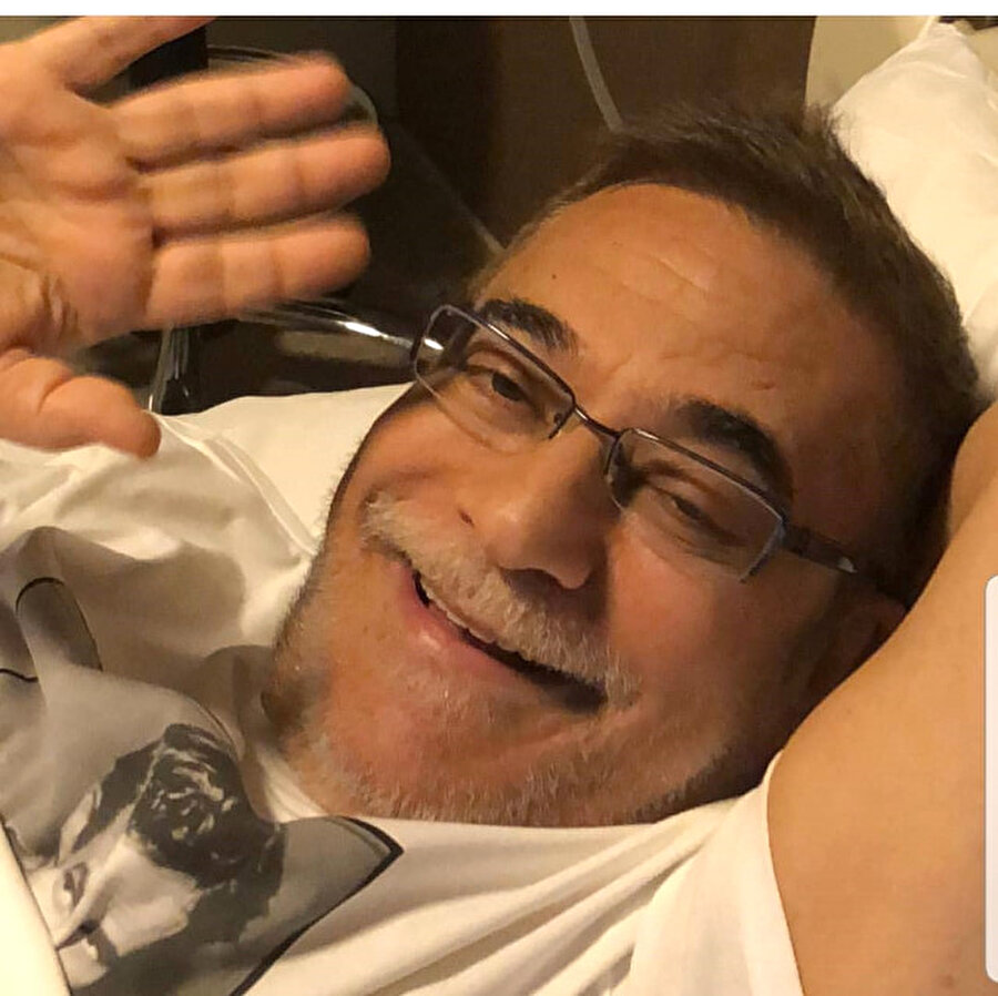 İşte o paylaşım!
Ciddi sağlık sorunlarıyla mücadele eden Mehmet Ali Erbil, dün akşam hastanede çektirdiği bir pozu sosyal medya hesabından paylaştı. Hastane yatağında yatarken çektiği bir karesini hesabından paylaşan Erbil, önemli bir sağlık sorunu olmadığını söyleyerek sevenlerinin merak etmemesini istedi. Ancak şovmen Erbil, bu paylaşımı bir süre sonra sildi.
