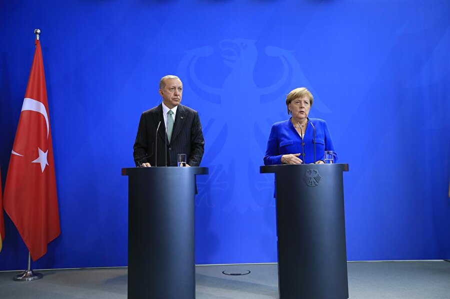 Türkiye Cumhurbaşkanı Recep Tayyip Erdoğan, Berlin'de Almanya Başbakanı Angela Merkel ile bir araya geldi. Cumhurbaşkanı Erdoğan ve Başbakan Merkel, görüşmenin ardından ortak basın toplantısı düzenledi.