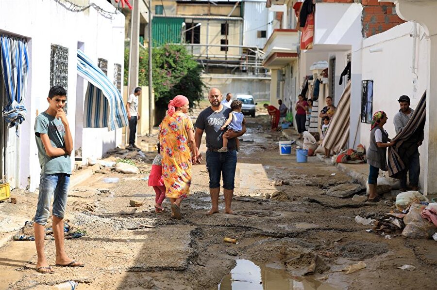 Tunus'ta yağmur afete dönüştü
Kuzey Afrika ülkelerinden Tunus’ta geçtiğimiz hafta ortasından bu yana gerçekleşen sağanak yağış, sellere ve can kayıplarına yol açtı. Ülkenin özellikle kuzeydoğu kesiminde etkili olan yağışlarda en az 4 kişi hayatını kaybederken, ciddi maddî hasar meydana geldi. Çok sayıda köprü yağmurun etkisiyle yıkıldı, araçlar sular altında kaldı. Tunus basınında yer alan haberlere göre, başkent Tunis’in 60 kilometre doğusundaki Takilsa kasabasında 60 yaşında bir adam sel sularında boğularak yaşamını yitirdi.