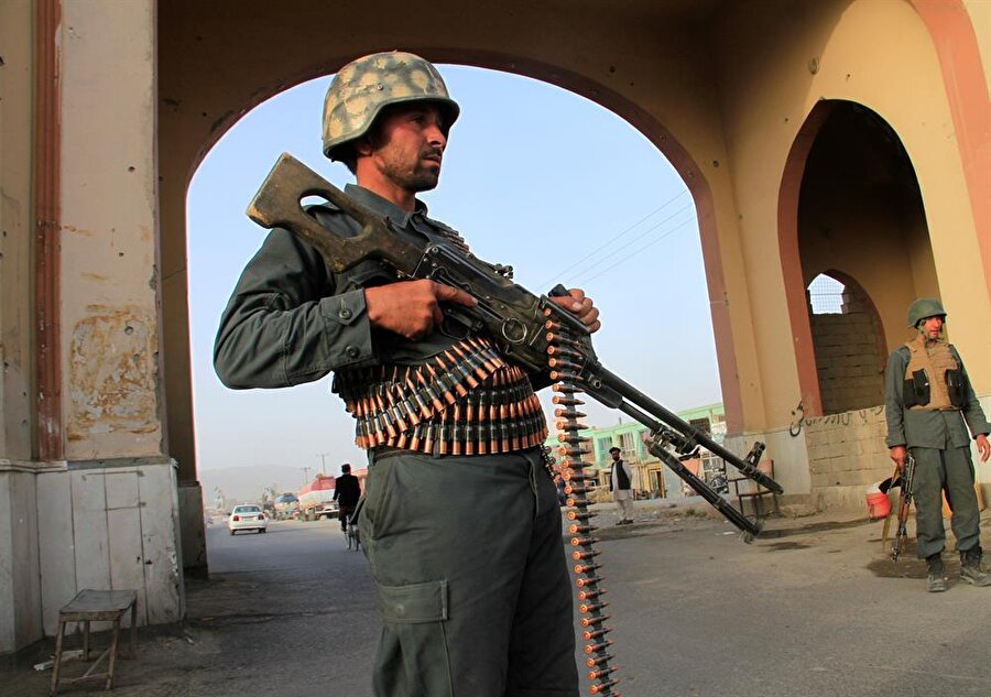 Afganistan'da ağır bilanço
Afganistan Savunma Bakanı Tarık Şah Bahrami, ülkede son bir ay içerisinde 513 güvenlik görevlisinin öldüğünü açıkladı. Bahrami, Afganistan Parlamentosunda yaptığı konuşmada, son bir ay içerisinde 513 güvenlik görevlisinin öldüğünü, 700'den fazlasının da yaralandığını söyledi. Bu süre içerisinde 43 güvenlik görevlisinin teröristlerin eline esir düştüğünü belirten Bahrami, ayrıca teröristlerin kaybının da son bir ayda güvenlik güçlerine göre 3 kat arttığını kaydetti. Bahrami, kayıpları önlemek için bazı planlar üzerinde çalıştıklarını duyurdu.