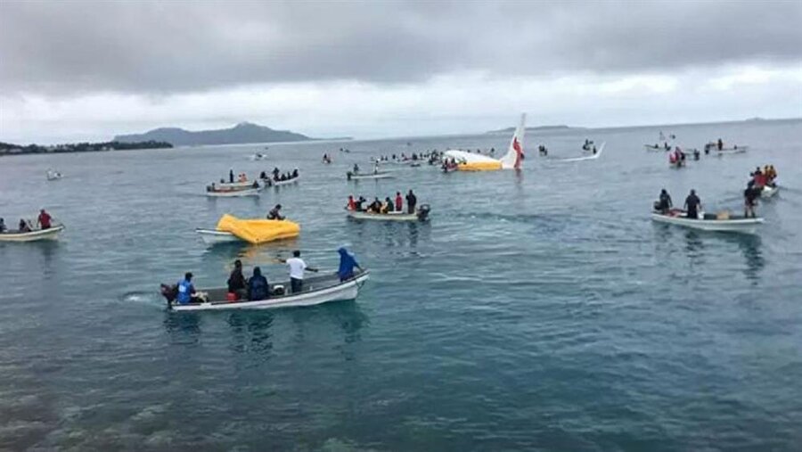 Boeing 737-800 tipi yolcu uçağı, Weno Havalimanı yakınında henüz bilinemeyen bir nedenle deniz girintisine indi.