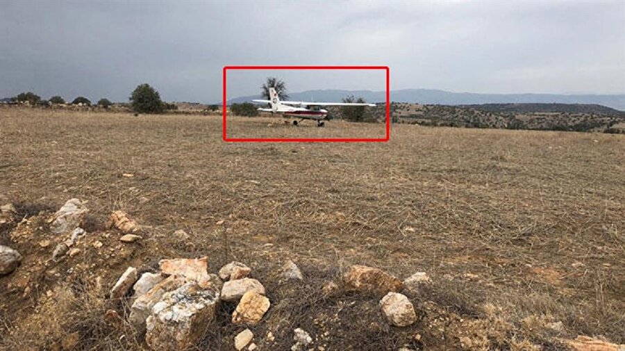 İki kişilik keşif uçağı mecburi iniş yaptı.